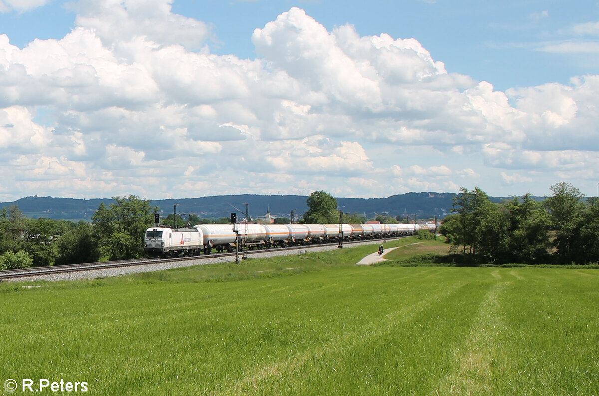 193 815  Kätchen  zieht mit einem Gaskesselzug bei Pölling in Richtung Nürnberg. 20.05.24