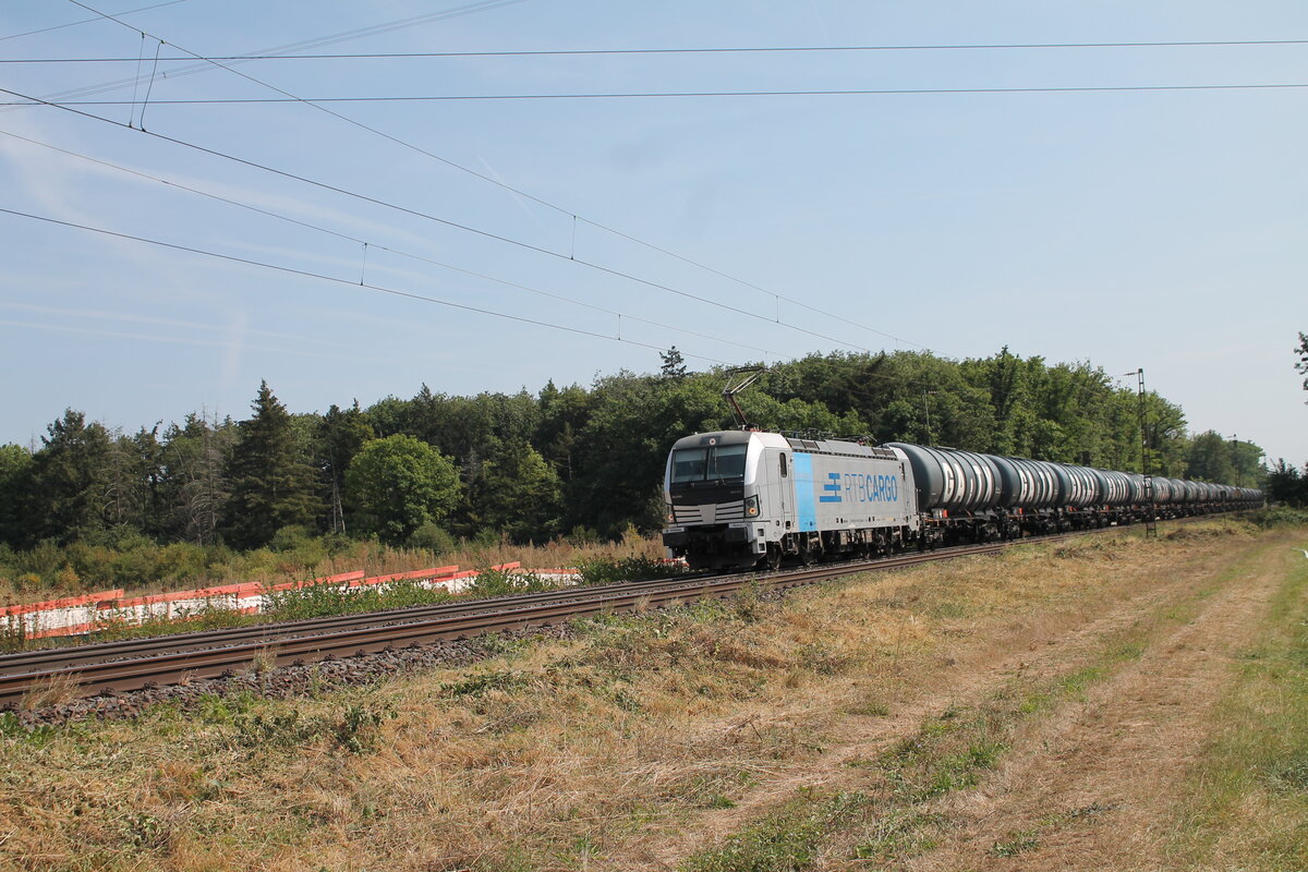 193 816-6 zieht mit einem Kesselzug an der Netztrennstelle Mainz Bischofsheim vorbei. 01.09.24