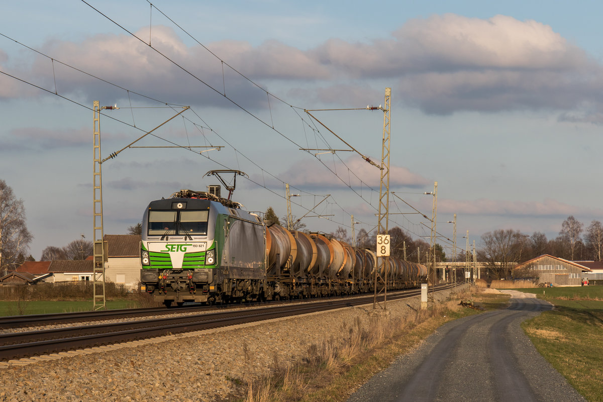 193 821 mit einem Kesselwagenzug aus Salzburg kommend am 24. Februar 2016 bei �bersee.