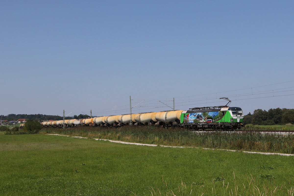 193 839  Alpenlok  mit einem Kesselwagenzug aus M�nchen kommend am 11. August 2020 bei Bernau am Chiemsee.
