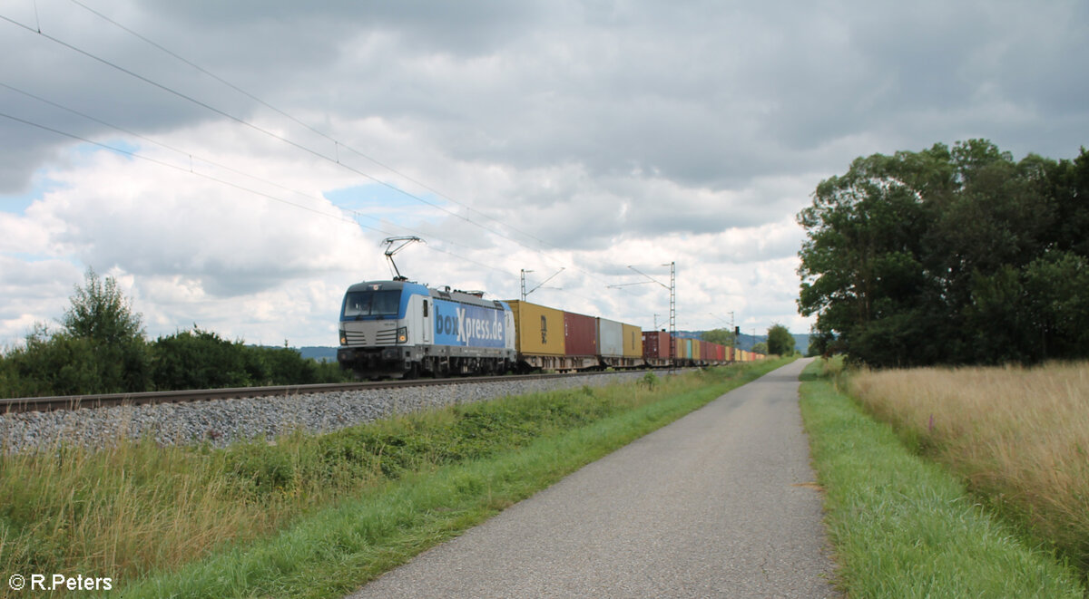 193 842 zieht bei P�lling ein Containerzug in Richtung N�rnberg. 13.07.24