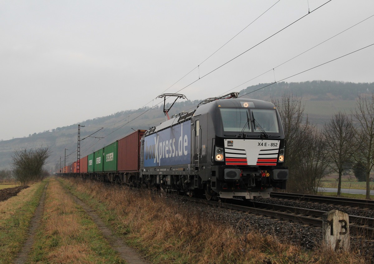 193 852 mit einem Containerzug am Haken am 20. Februar 2014 bei Thngersheim.