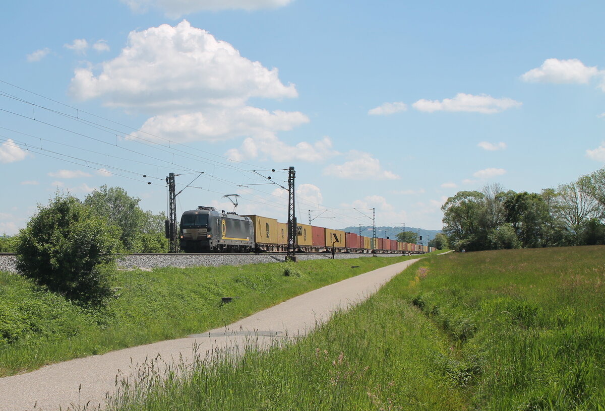 193 853 alias X4e 853 zieht mit einem Containerzug bei P�lling gen Norden. 14.05.24