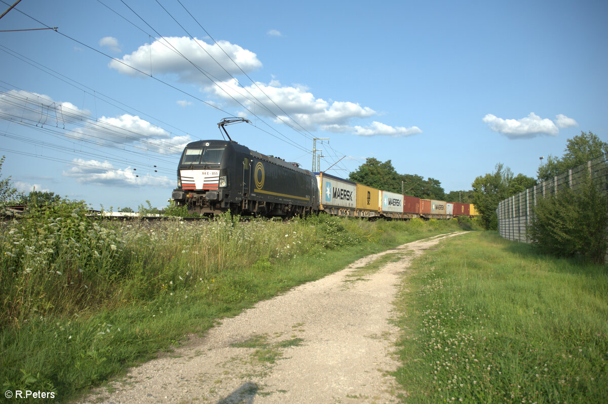 193 855 alias X4E 855 kommt durch die Treuchtlinger Kurve mit einem Containerzug aus dem Hafen Nürnberg wieder zurück. 24.07.24