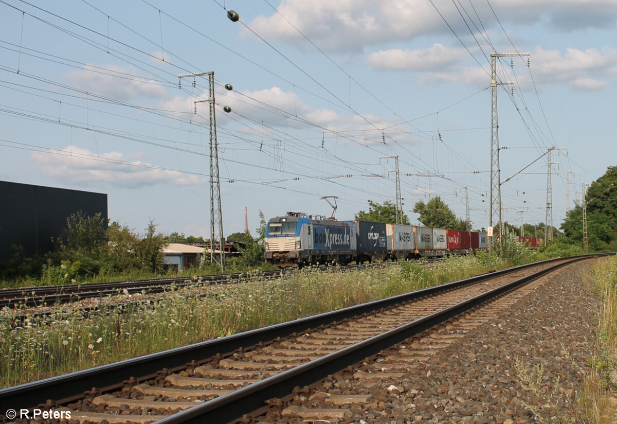 193 880-2 zieht mit einem Containerzug durch Nürnberg Hohe Marter. 24.07.24