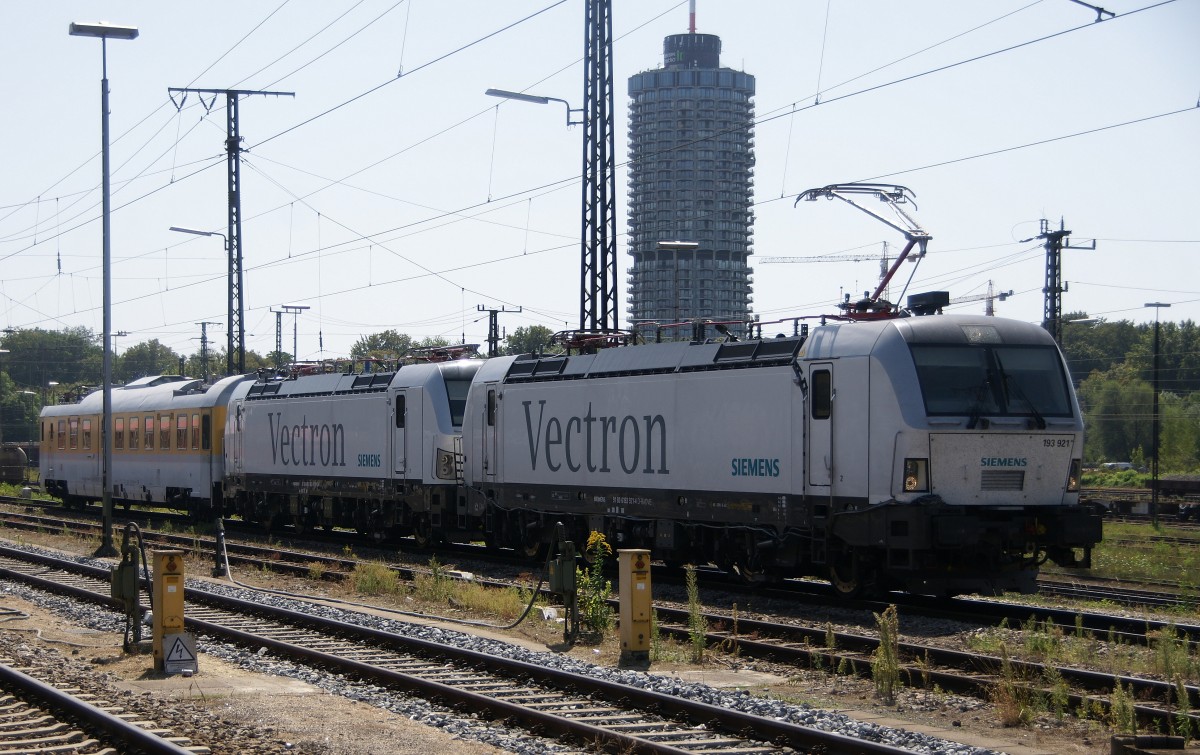 193 921 und 193 923 waren mit einem Messwagen am 23. August 2011 im Augsburger Bahnhof abgestellt.