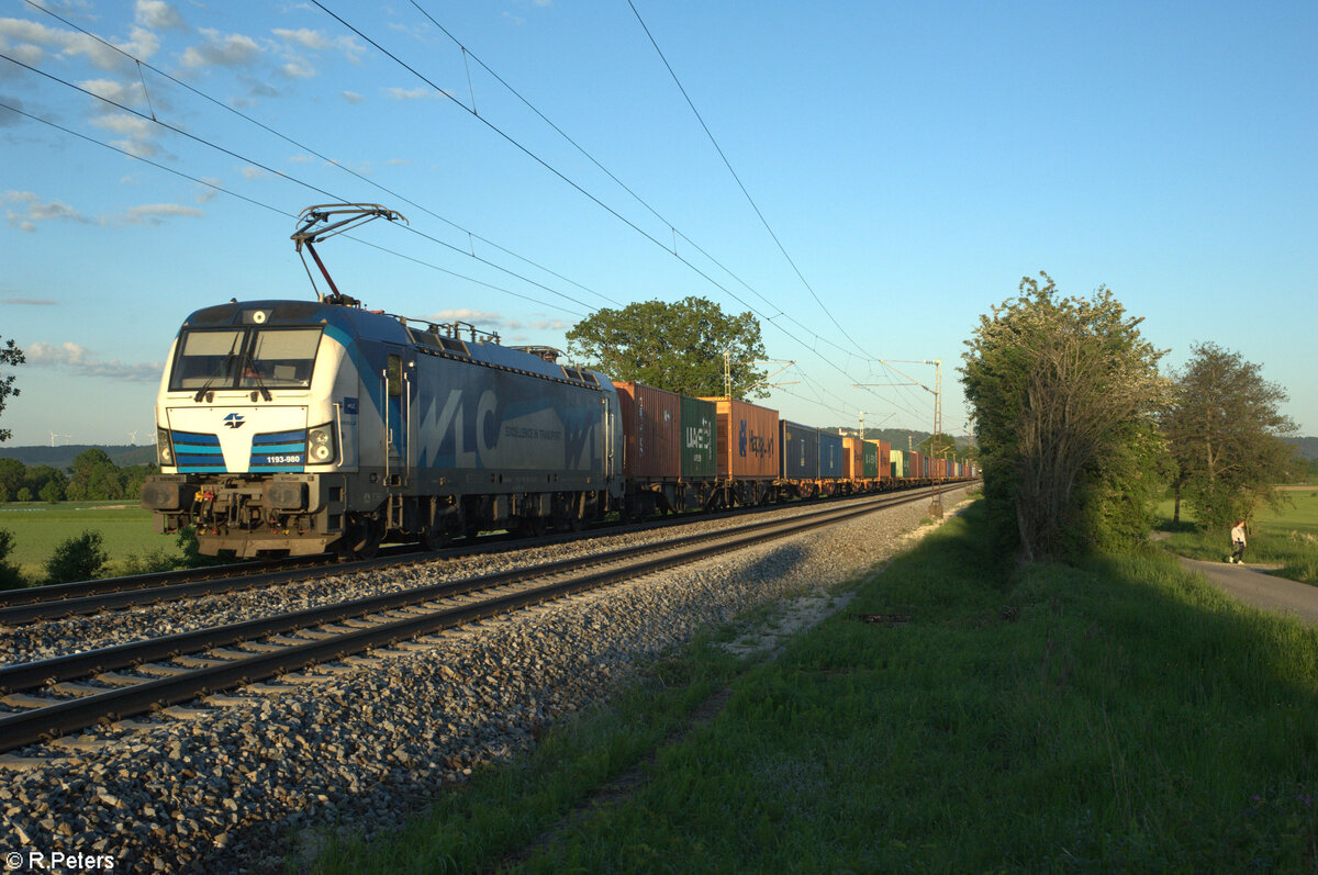 193 980-0 zieht bei P�lling ein Containerzug gen Norden. 14.05.24