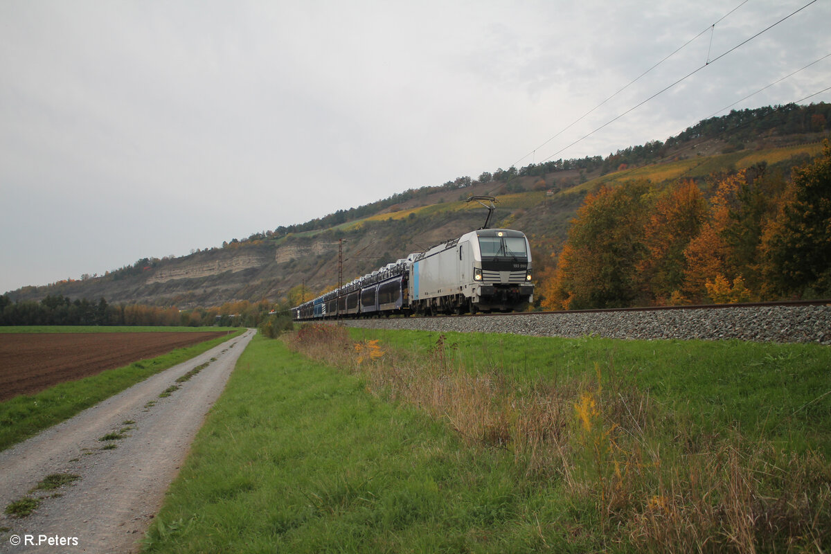 193 990-0 zieht bei Thüngersheim ein vollen Autotransportzug gen Süden. 20.10.24
