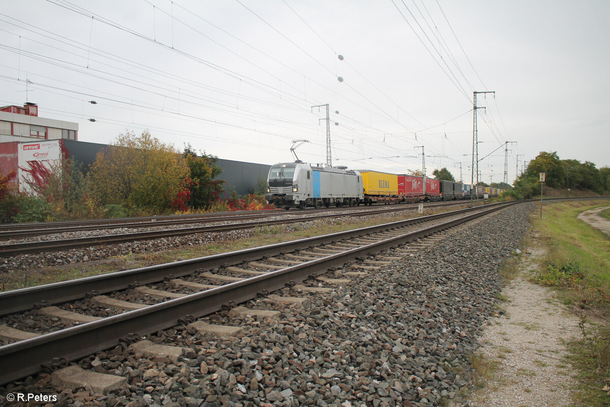193 995 zieht mit einem Wechselpritschenzug durch Nürnberg Hohe Marter in Richtung Fürth. 18.10.24