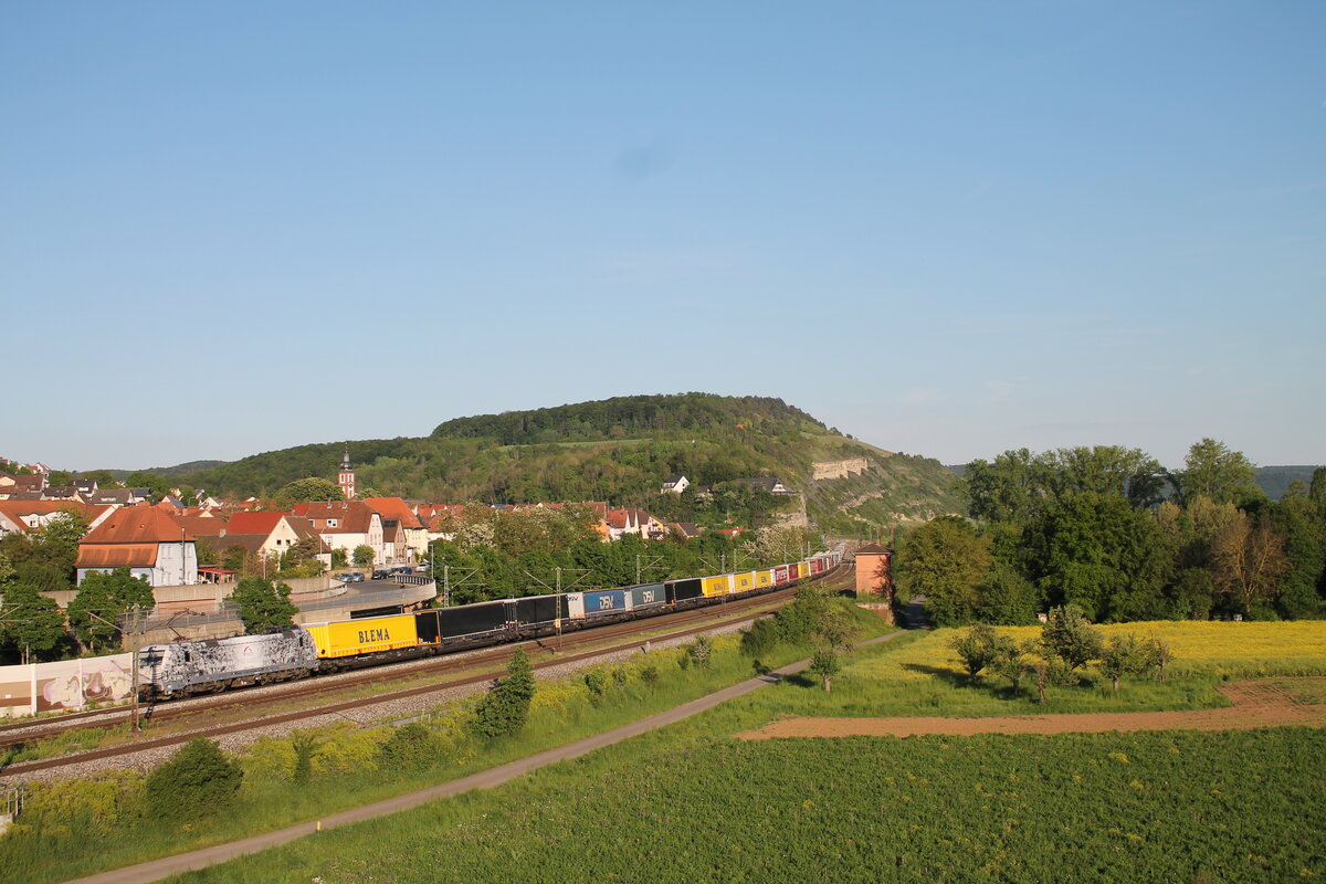 193 997-4  Pferde Lok  mit einem KLV-Zug durch Retzbach-Zellingen. 11.05.24