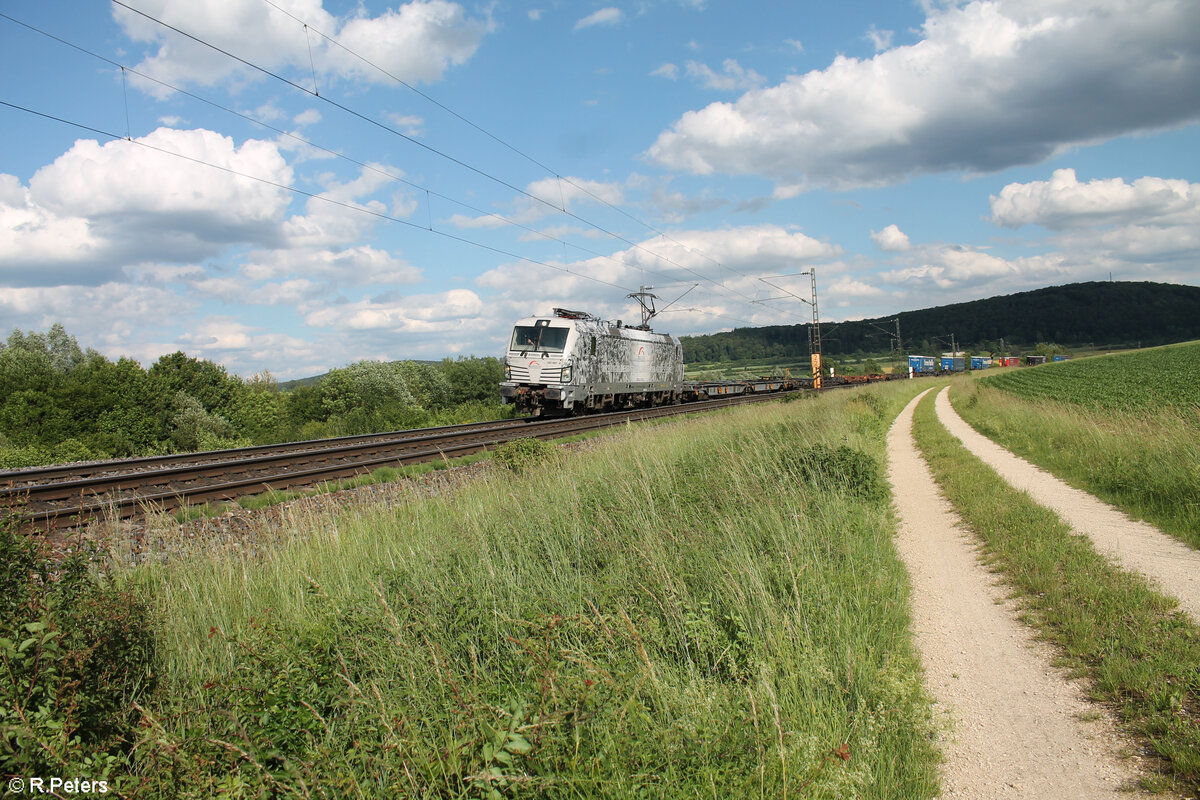 193 997  Pferde  mit einem KLV Zug kurz hinter Treuchtlingen in Richtung Würzburg. 10.06.24