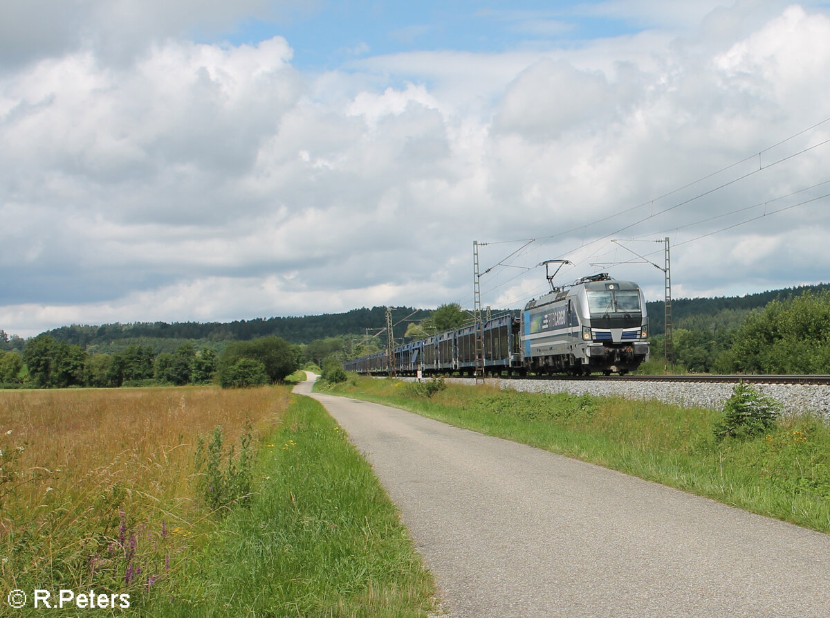 193 999 zieht mit einem leeren Autotransportzug bei Pölling in Richtung Süden. 13.07.24