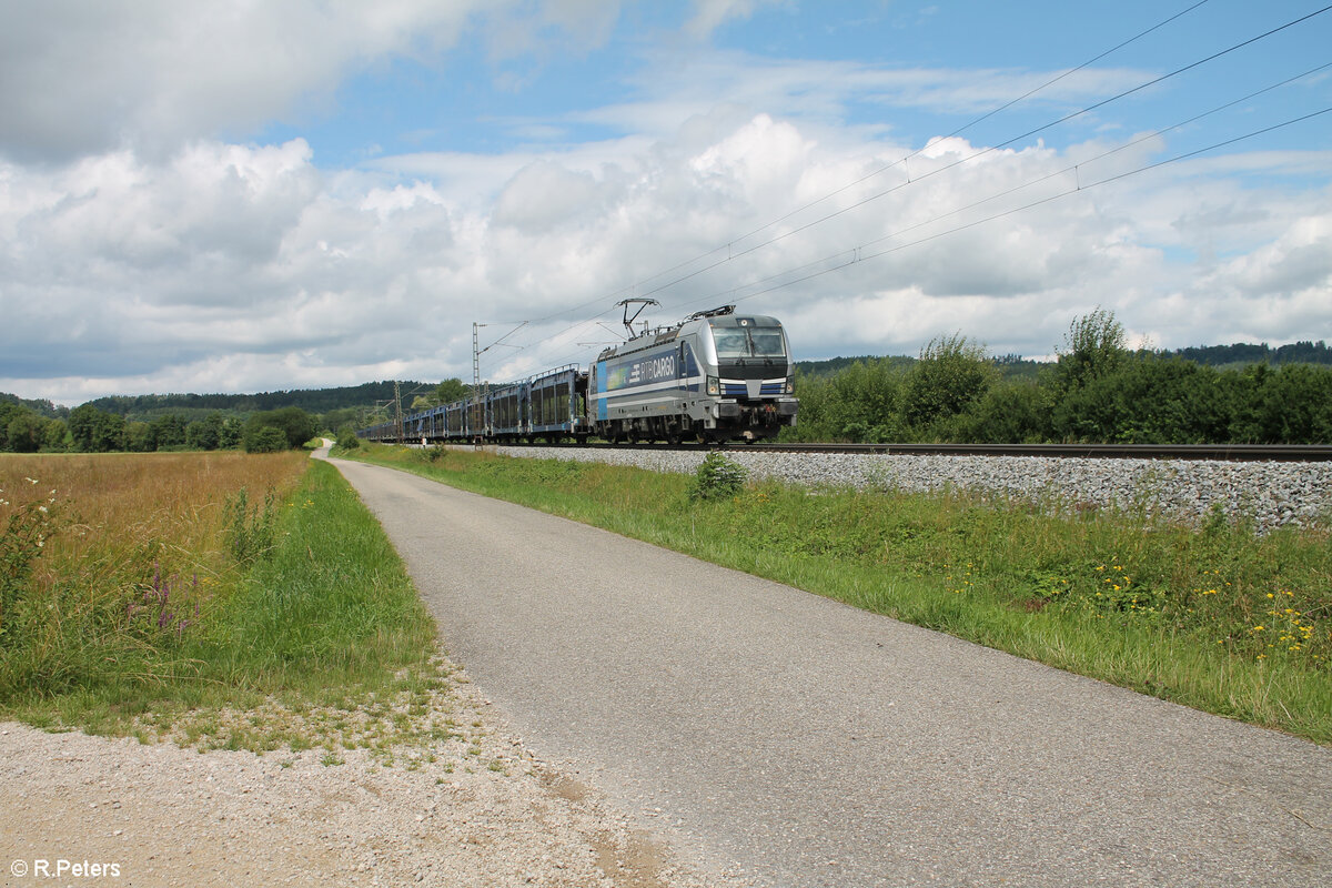 193 999 zieht mit einem leeren Autotransportzug bei Pölling in Richtung Süden. 13.07.24