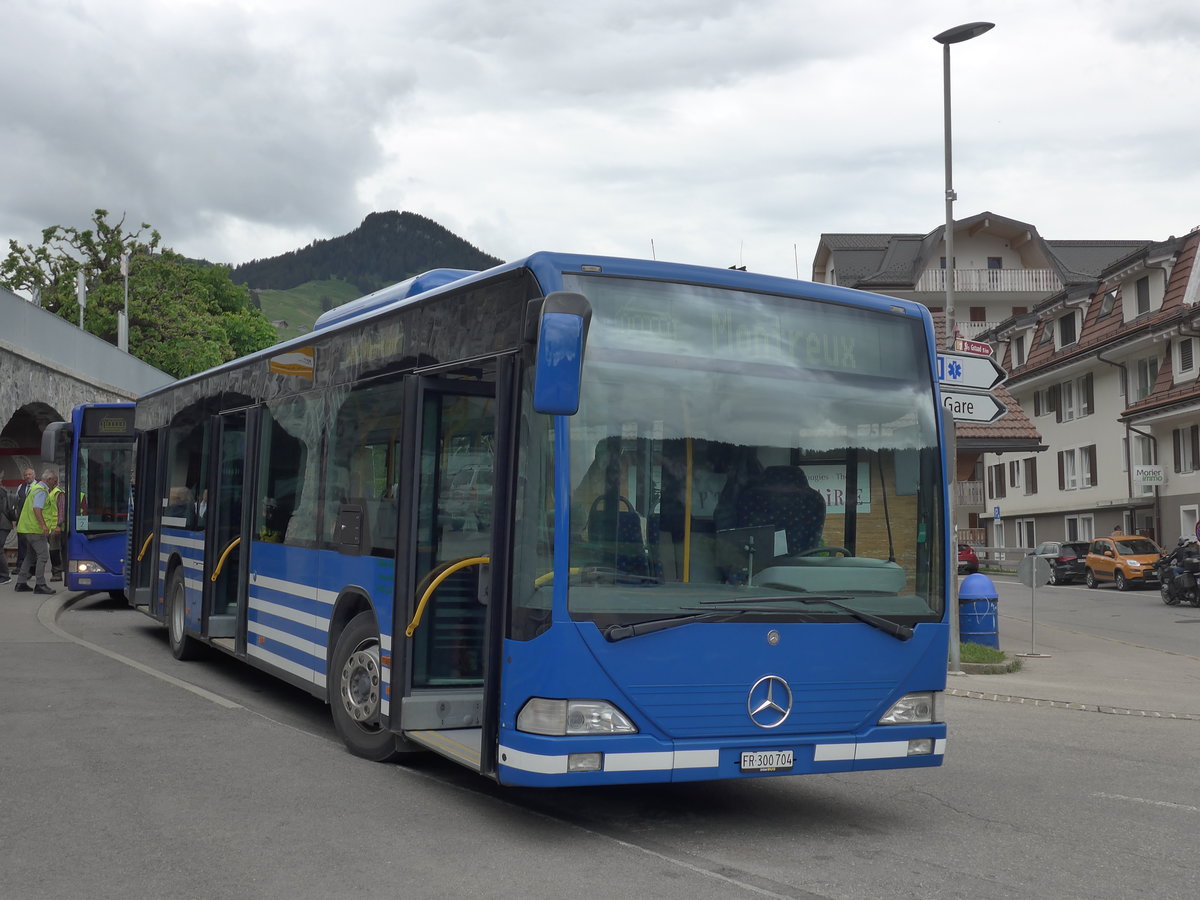 (193'268) - Interbus, Yverdon - FR 300'704 - Mercedes (ex AFA Adelboden Nr. 93; ex AFA Adelboden Nr. 5) am 21. Mai 2018 beim Bahnhof Chteau-d'Oex