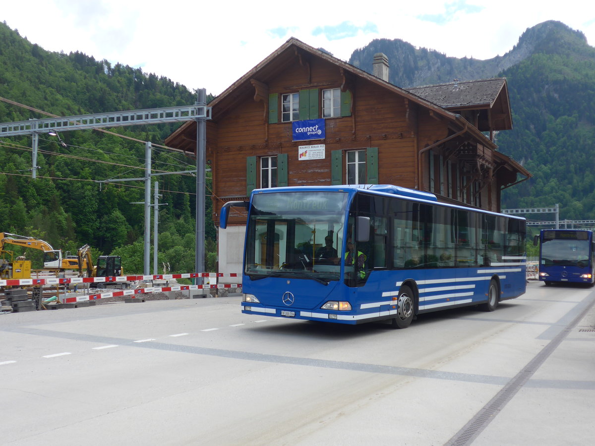 (193'330) - Interbus, Yverdon - FR 300'704 - Mercedes (ex AFA Adelboden Nr. 93; ex AFA Adelboden Nr. 5) am 21. Mai 2018 beim Bahnhof Montbovon