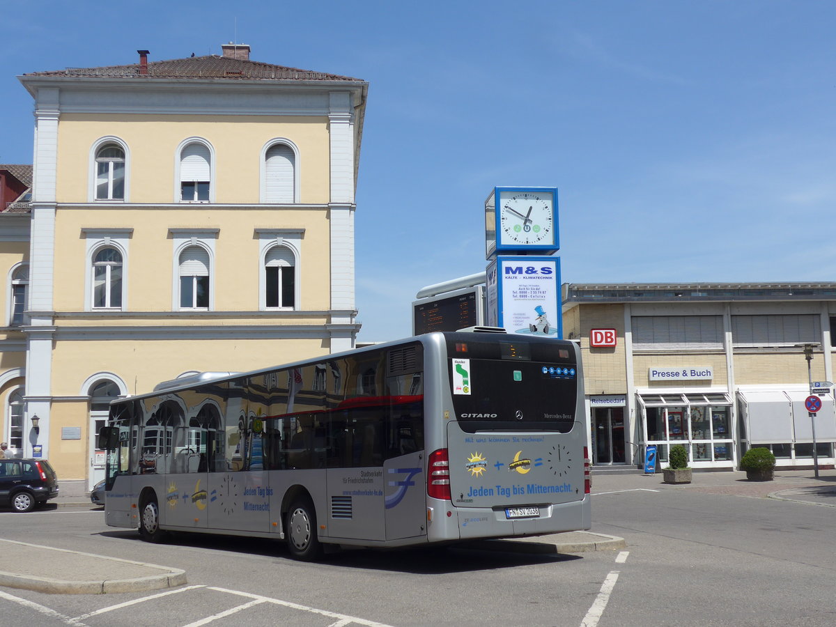 (193'551) - SVF Friedrichshafen - FN-SV 2038 - Mercedes am 26. Mai 2018 beim Stadtbahnhof Friedrichshafen
