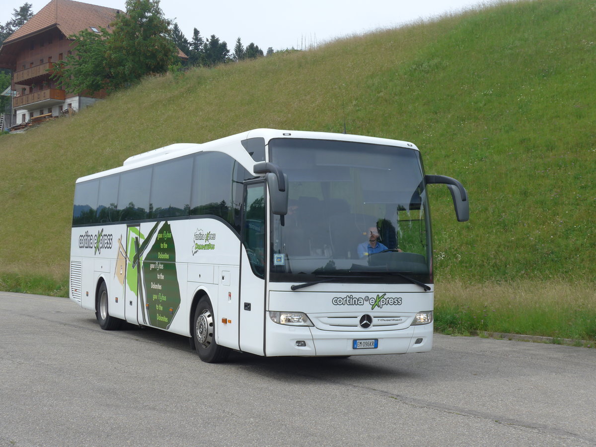 (193'670) - Aus Italien: Cortina Express, Cortina d'Ampezzo - EM-096 KR - Mercedes am 3. Juni 2018 beim Bahnhof Emmenmatt