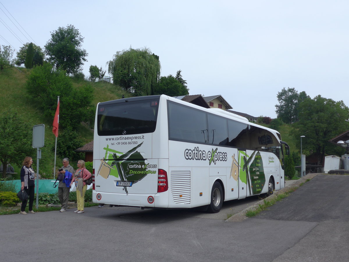 (193'671) - Aus Italien: Cortina Express, Cortina d'Ampezzo - EM-096 KR - Mercedes am 3. Juni 2018 beim Bahnhof Emmenmatt