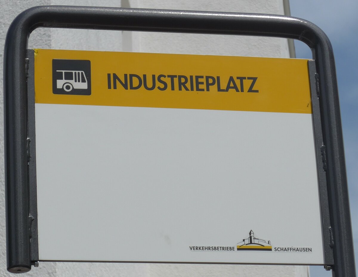 (193'957) - VERKEHRSBETRIEBE SCHAFFHAUSEN-Haltestellenschild - Neuhausen, Industrieplatz - am 10. Juni 2018