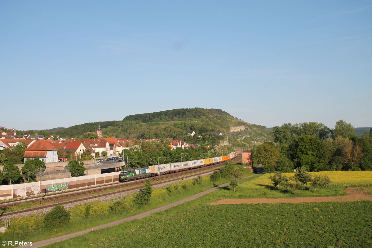 194 224-3 zieht mit einem Containerzug durch Retzbach-Zellingen. 11.05.24