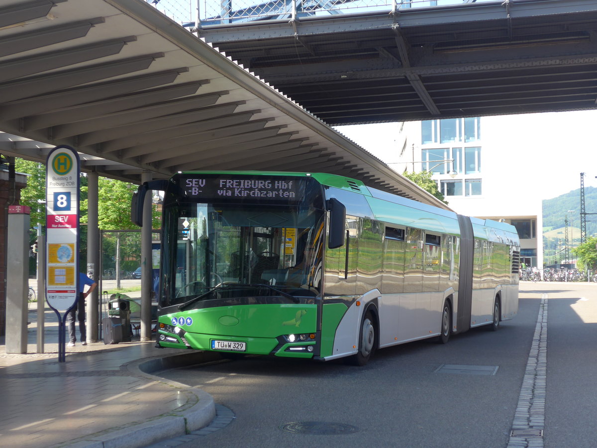 (194'135) - Weiss, Rottenburg - T-W 329 - Solaris am 18. Juni 2018 beim Bahnhof Freiburg