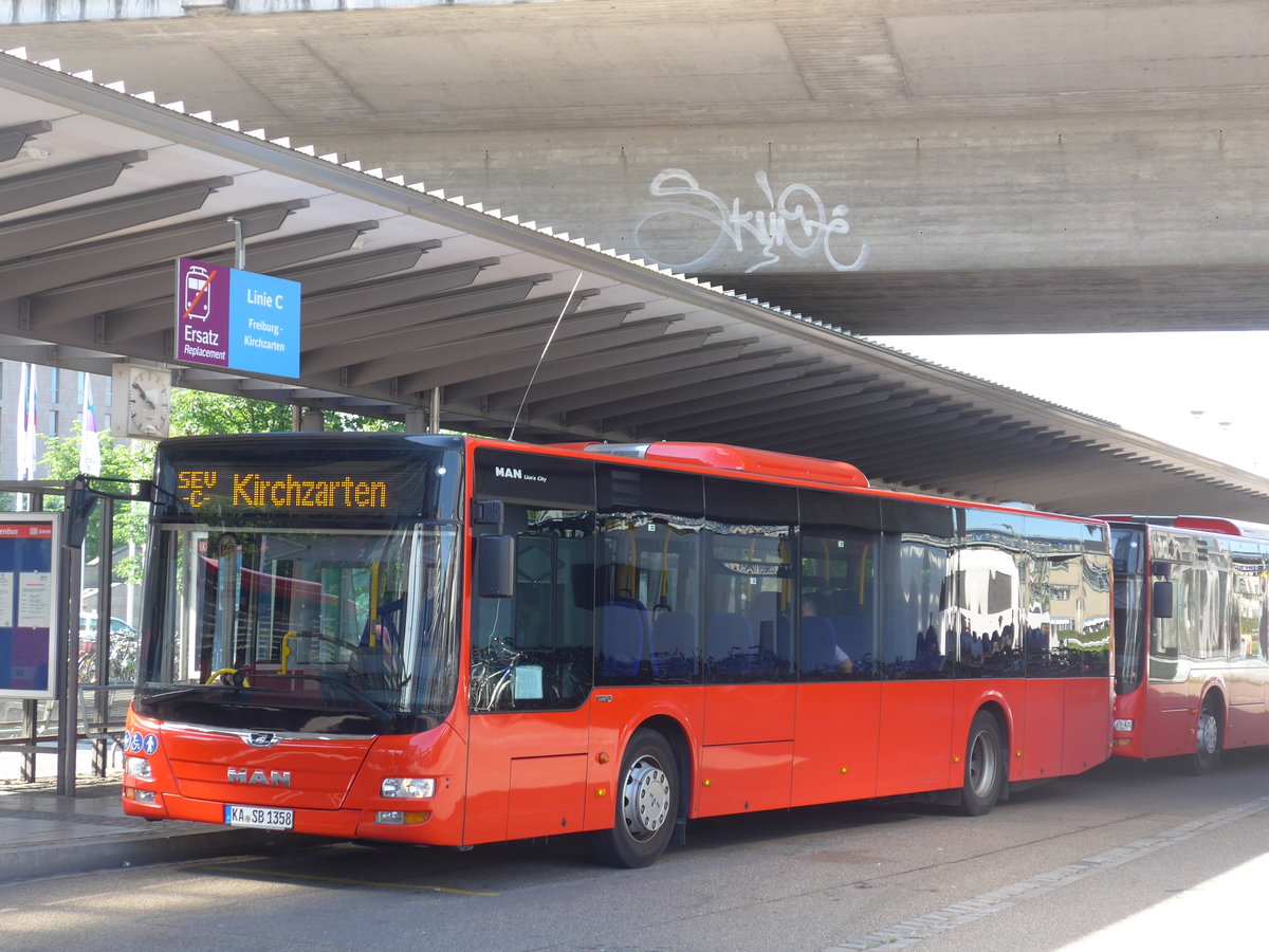 (194'144) - RVS Karlsruhe - KA-SB 1358 - MAN am 18. Juni 2018 beim Bahnhof Freiburg