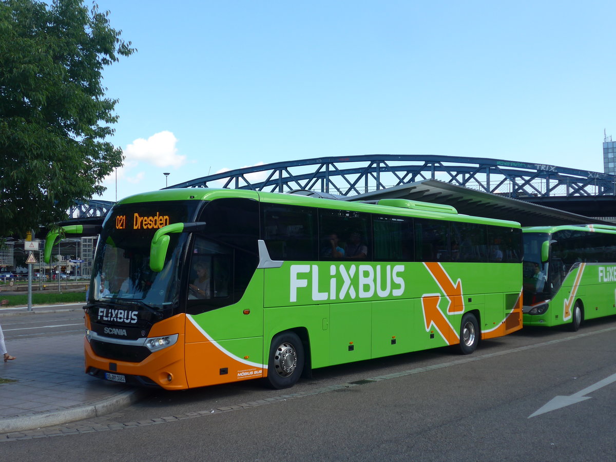 (194'161) - Mbius Bus, Dresden - DD-BM 1082 - Scania am 18. Juni 2018 beim Bahnhof Freiburg