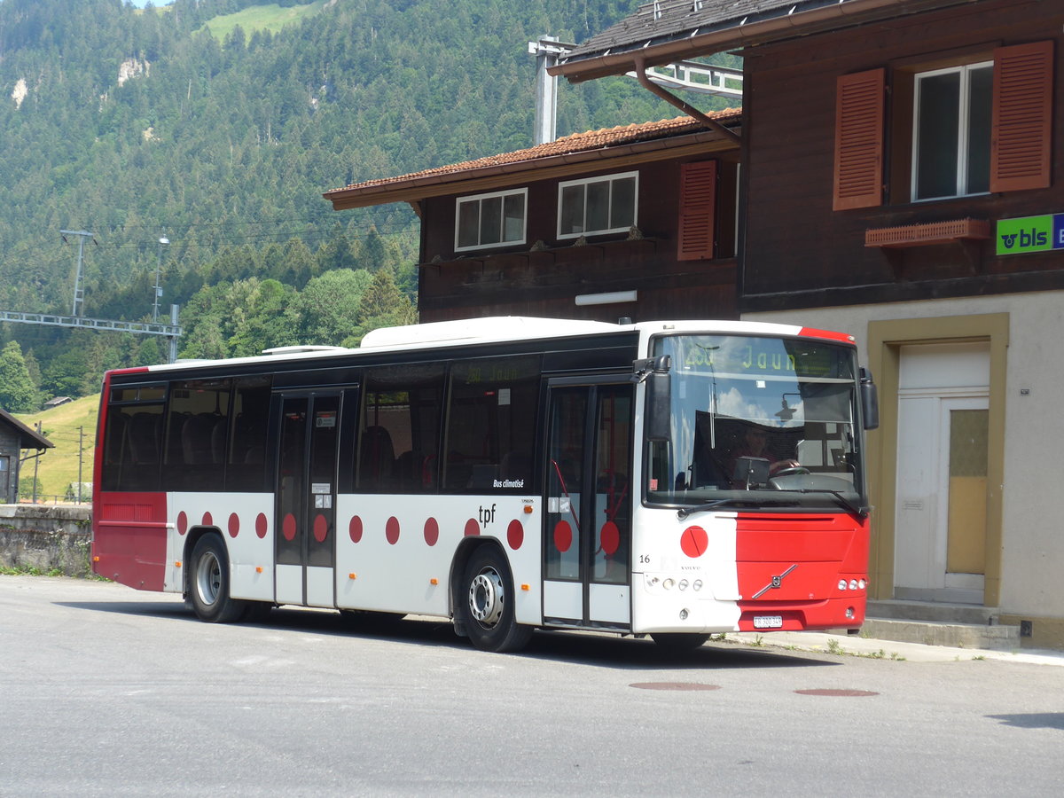 (194'729) - TPF Fribourg - Nr. 16/FR 300'349 - Volvo am 9. Juli 2018 beim Bahnhof Boltigen