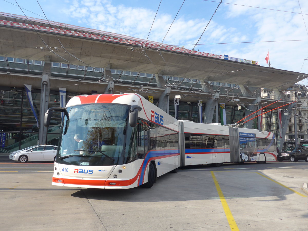 (195'374) - VBL Luzern - Nr. 416 - Hess/Hess Doppelgelenktrolleybus am 1. August 2018 beim Bahnhof Luzern
