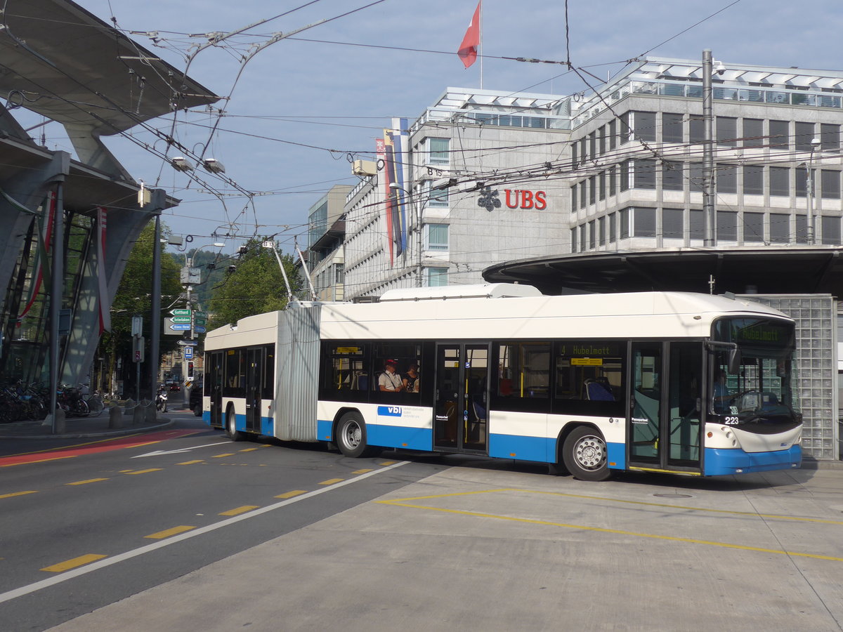 (195'377) - VBL Luzern - Nr. 223 - Hess/Hess Gelenktrolleybus am 1. August 2018 beim Bahnhof Luzern