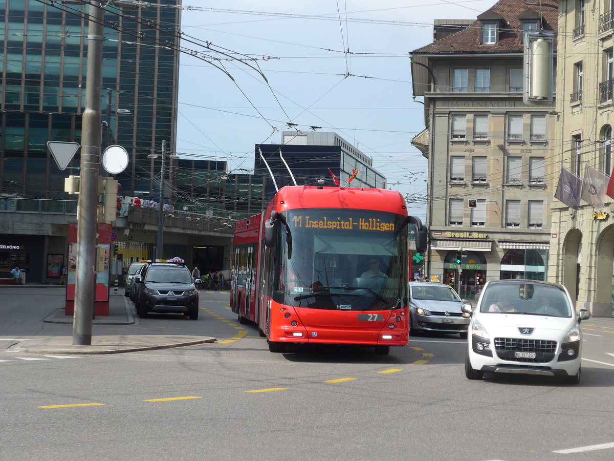 (195'469) - Bernmobil, Bern - Nr. 27 - Hess/Hess Gelenktrolleybus am 1. August 2018 beim Bahnhof Bern