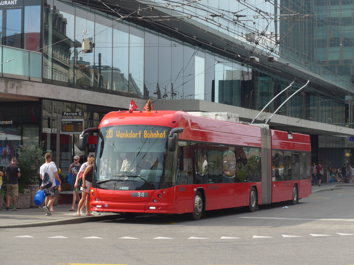 (195'474) - Bernmobil, Bern - Nr. 34 - Hess/Hess Gelenktrolleybus am 1. August 2018 beim Bahnhof Bern