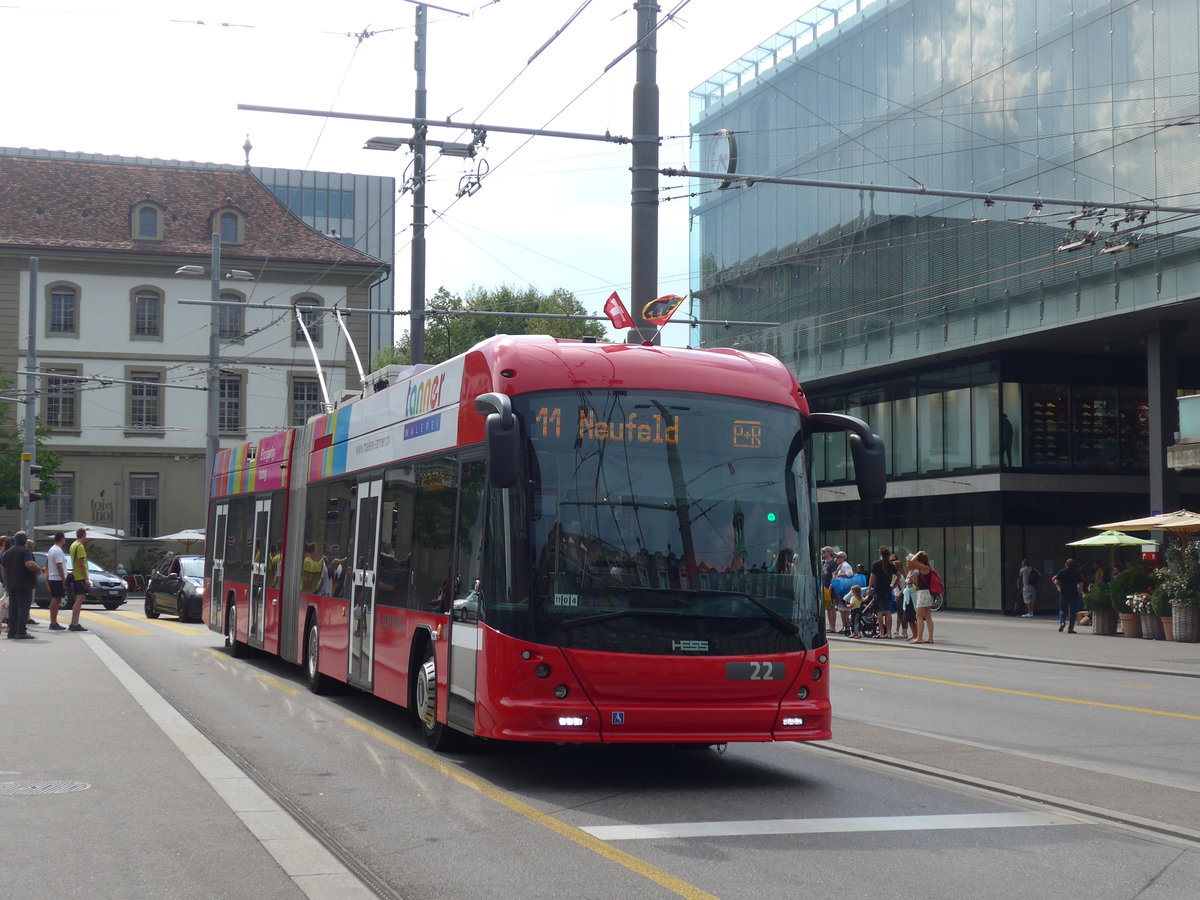 (195'475) - Bernmobil, Bern - Nr. 22 - Hess/Hess Gelenktrolleybus am 1. August 2018 beim Bahnhof Bern