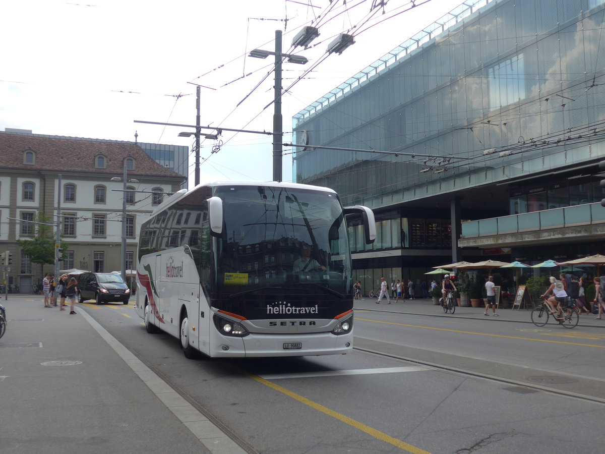 (195'476) - Hellotravel, Root - LU 90'882 - Setra am 1. August 2018 beim Bahnhof Bern