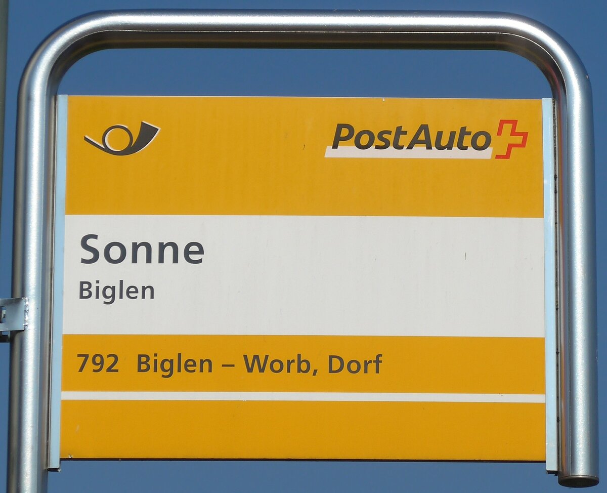 (195'538) - PostAuto-Haltestellenschild - Biglen, Sonne - am 5. August 2018