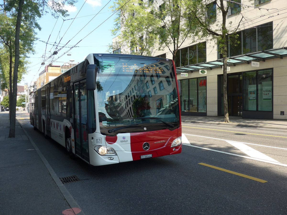 (195'613) - TPF Fribourg - Nr. 561/FR 300'442 - Mercedes am 5. August 2018 beim Bahnhof Fribourg