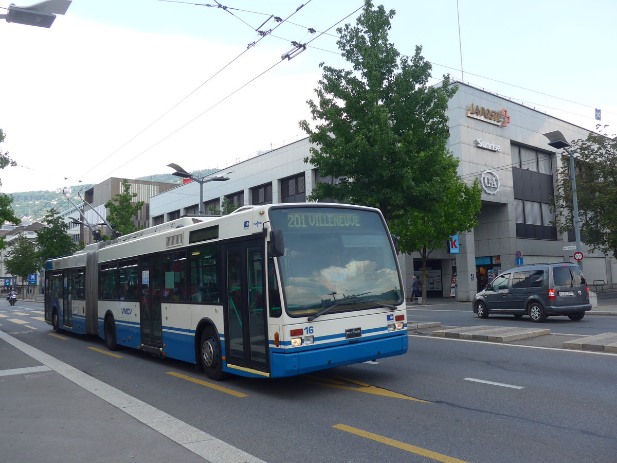 (195'706) - VMCV Clarens - Nr. 16 - Van Hool Gelenktrolleybus am 6. August 2018 beim Bahnhof Vevey