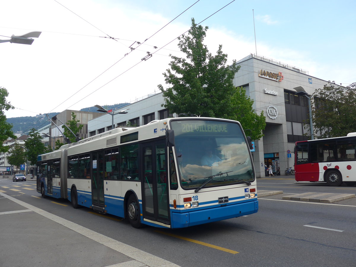(195'717) - VMCV Clarens - Nr. 18 - Van Hool Gelenktrolleybus am 6. August 2018 beim Bahnhof Vevey