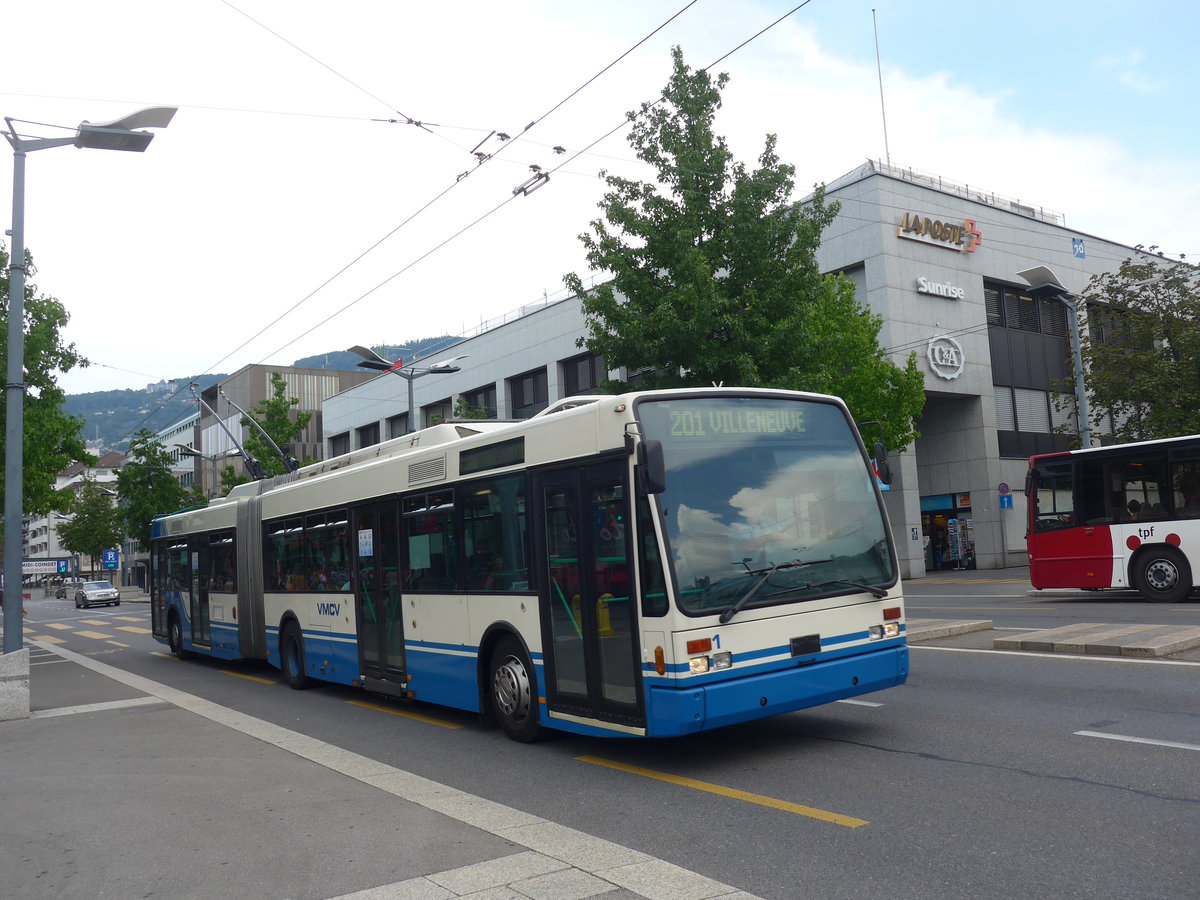 (195'721) - VMCV Clarens - Nr. 1 - Van Hool Gelenktrolleybus am 6. August 2018 beim Bahnhof Vevey