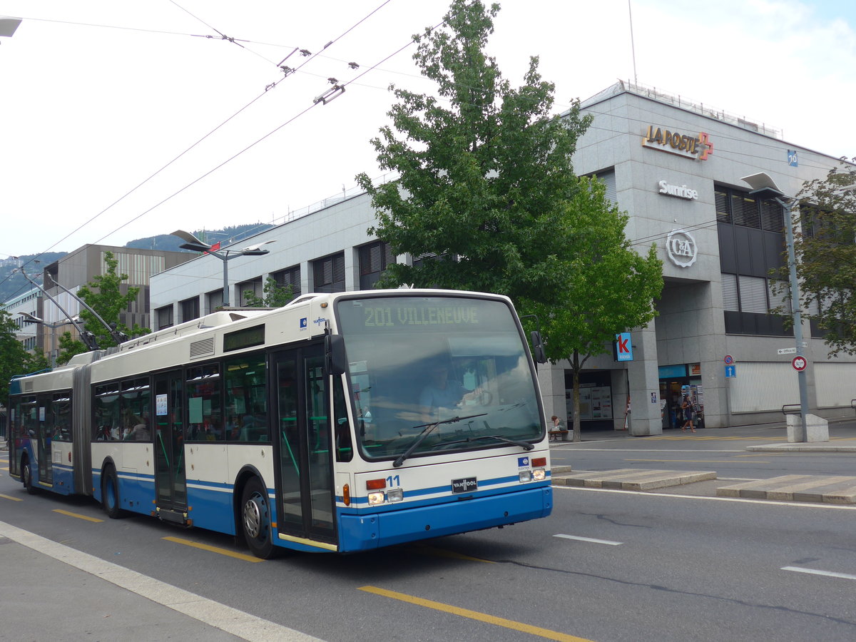 (195'723) - VMCV Clarens - Nr. 11 - Van Hool Gelenktrolleybus am 6. August 2018 beim Bahnhof Vevey 