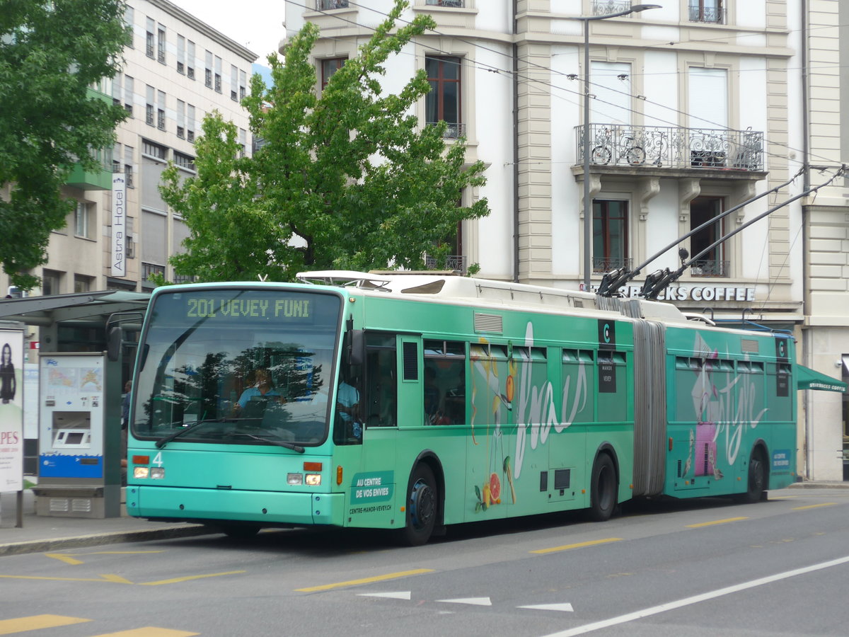 (195'729) - VMCV Clarens - Nr. 4 - Van Hool Gelenktrolleybus am 6. August 2018 beim Bahnhof Vevey