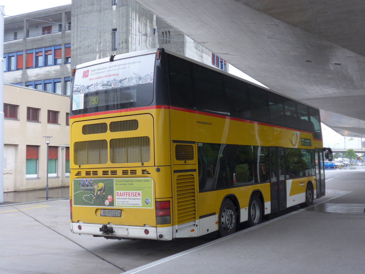 (196'323) - PostAuto Ostschweiz - SG 273'221 - Neoplan (ex AR 14'839; ex P 27'017) am 1. September 2018 beim Bahnhof Buchs