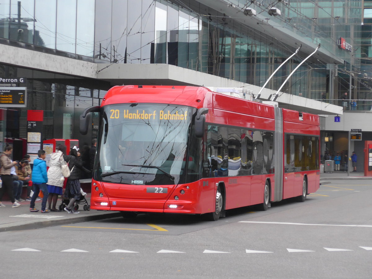 (196'406) - Bernmobil, Bern - Nr. 22 - Hess/Hess Gelenktrolleybus am 2. September 2018 beim Bahnhof Bern