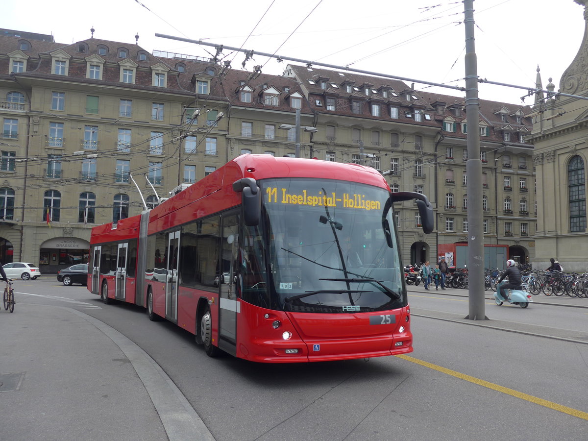 (196'407) - Bernmobil, Bern - Nr. 25 - Hess/Hess Gelenktrolleybus am 2. September 2018 beim Bahnhof Bern