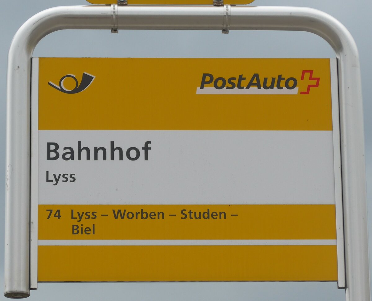 (196'544) - PostAuto-Haltestellenschild - Lyss, Bahnhof - am 3. September 2018