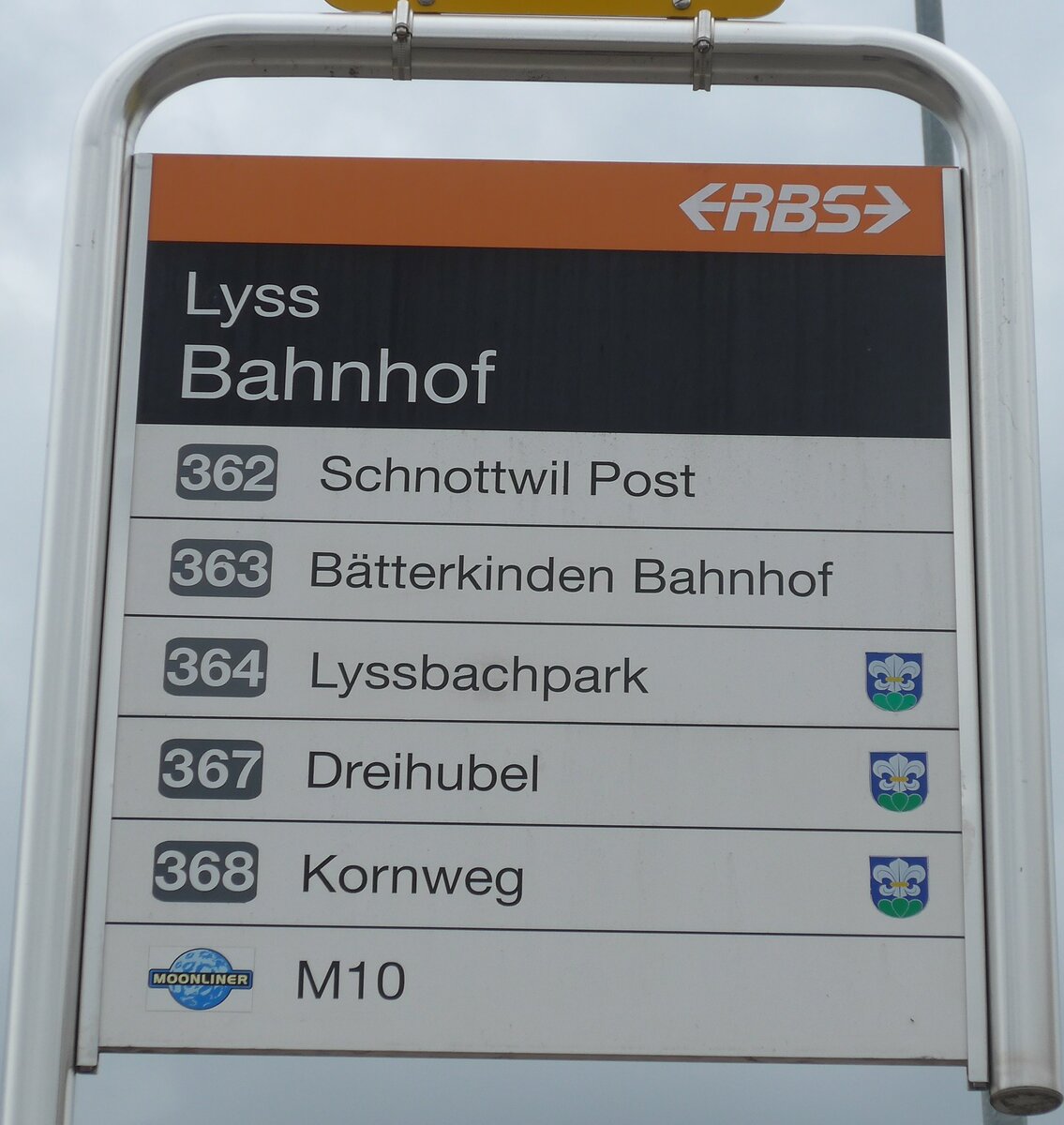 (196'546) - RBS-Haltestellenschild - Lyss, Bahnhof - am 3. September 2018