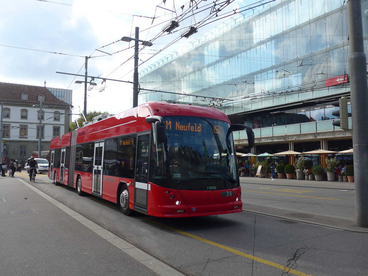 (196'565) - Bernmobil, Bern - Nr. 24 - Hess/Hess Gelenktrolleybus am 3. September 2018 beim Bahnhof Bern