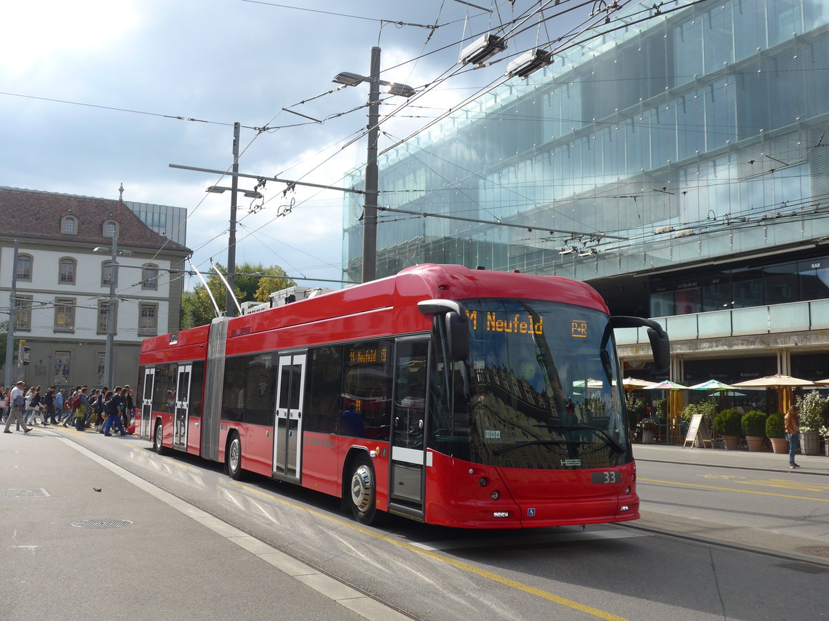 (196'574) - Bernmobil, Bern - Nr. 33 - Hess/Hess Gelenktrolleybus am 3. September 2018 beim Bahnhof Bern