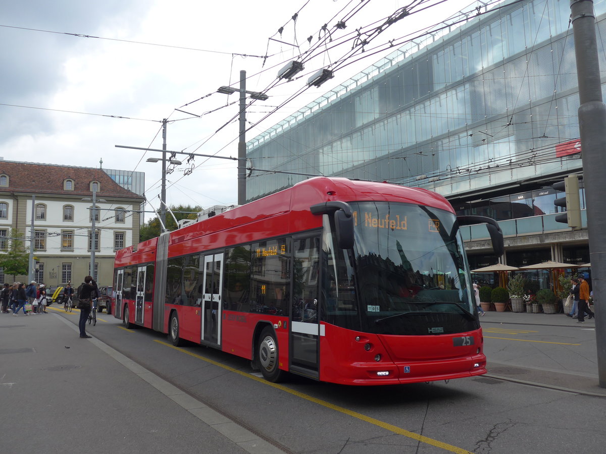 (196'583) - Bernmobil, Bern - Nr. 25 - Hess/Hess Gelenktrolleybus am 3. September 2018 beim Bahnhof Bern