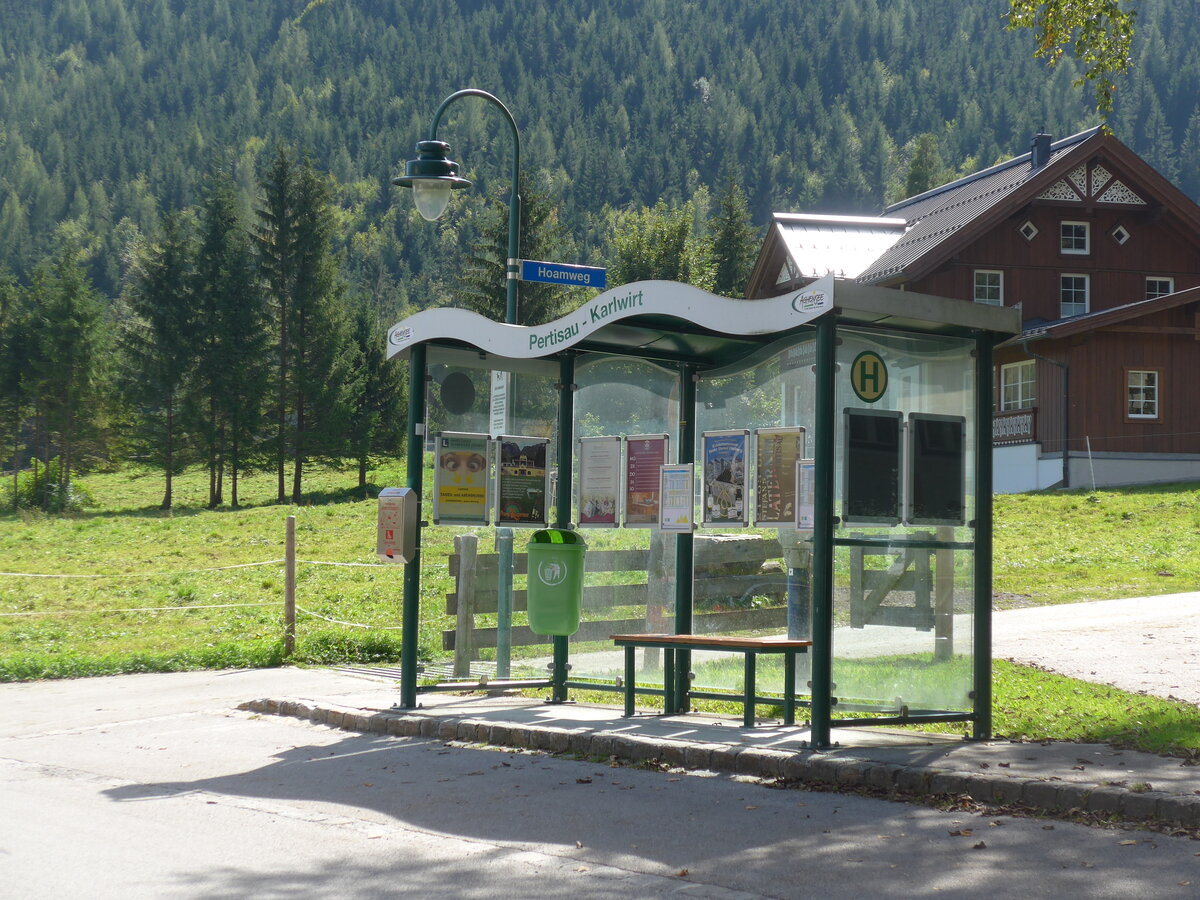 (196'798) - Bus-Haltestelle am 11. September 2018 in Pertisau, Karlwirt